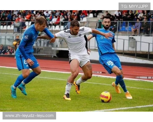 足球比赛中的快速反击与组织进攻